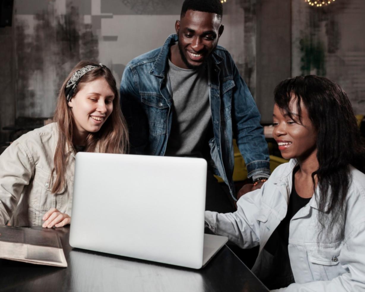 Studenten arbeiten gemeinsam an Finanzanalysen