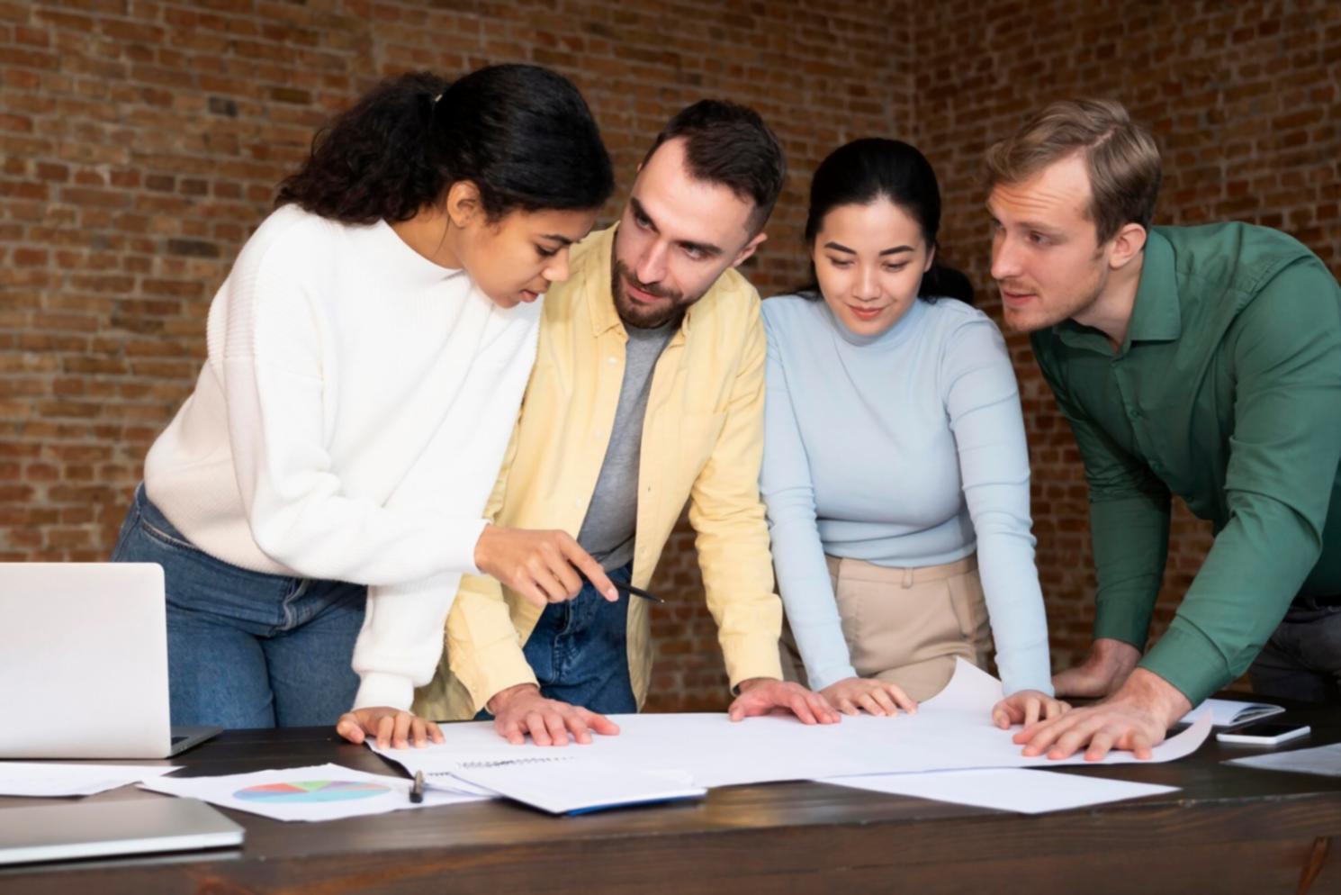 Finanzberatung Arbeitsplatz mit modernen Tools und Dokumenten